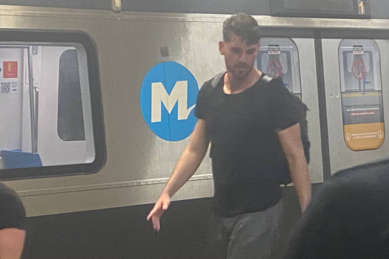 Fabrício no metrô após conquistar uma vaga na final do Campeonato Carioca. Foto: Reporodução/X