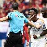 Vini Jr questiona árbitro Juan Martínez Munuera em partida entre Real Madrid e Osasuna (Foto: Ander Gillenea/AFP)
