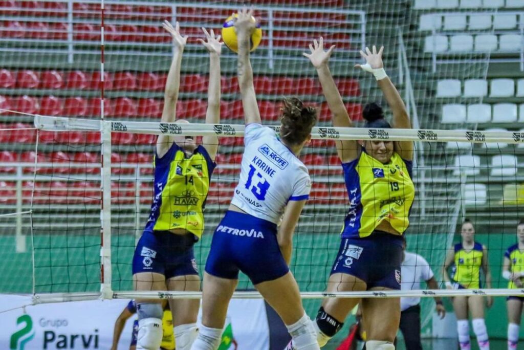 Karine ataca em lance do jogo Abel Moda Vôlei Brusque x Recife Vôlei na Superliga B 2024
