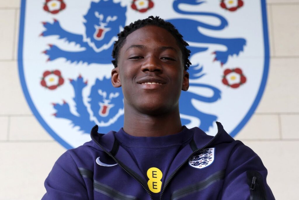 Kobbie Mainoo, do Manchester United, vai reforçar a Seleção da Inglaterra (Foto: Divulgação)