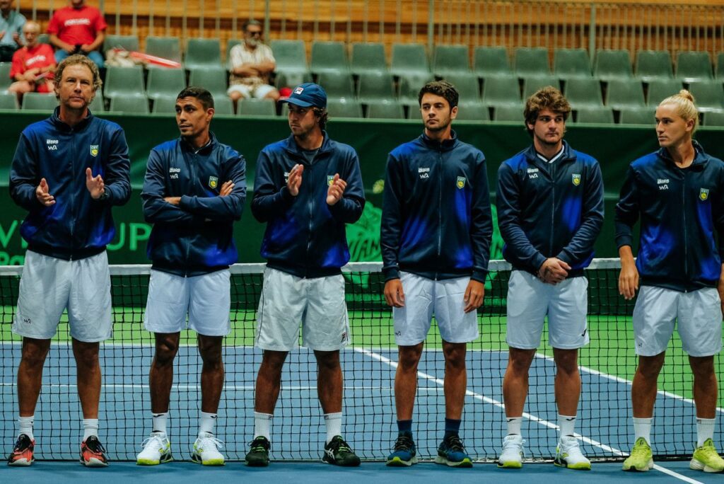 Time Brasil perfilado antes de jogo da Copa Davis, em 2022