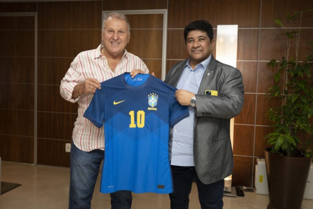 Zico e Ednaldo Rodrigues com camisa da Seleção Brasileira em 2024