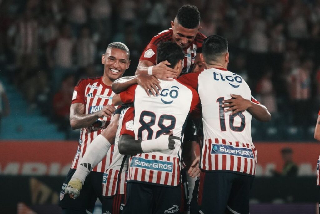 Jogadores do Junior Barranquilla comemoram contra o Jaguares no Campeonato Colombiano em 2024