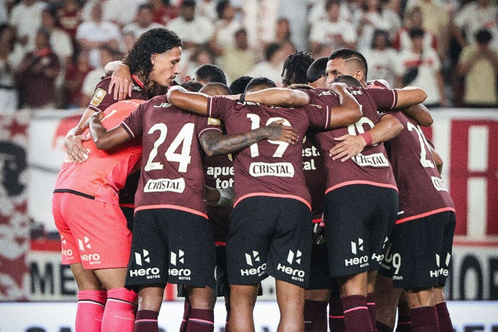 Jogadores do Universitario comemoram vitória contra o Cusco no Campeonato Peruano 2024