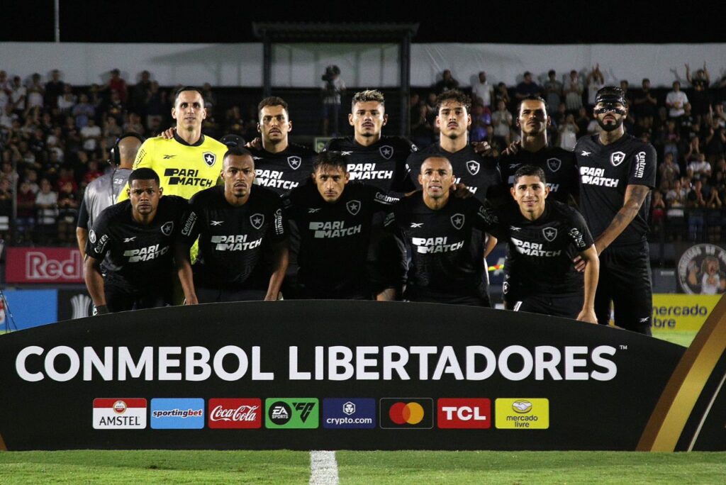 Elenco do Botafogo perfilado antes de jogo pela Copa Libertadores da América 2024
