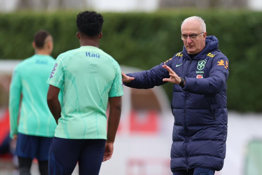 Dorival Júnior em treino da Seleção Brasileira