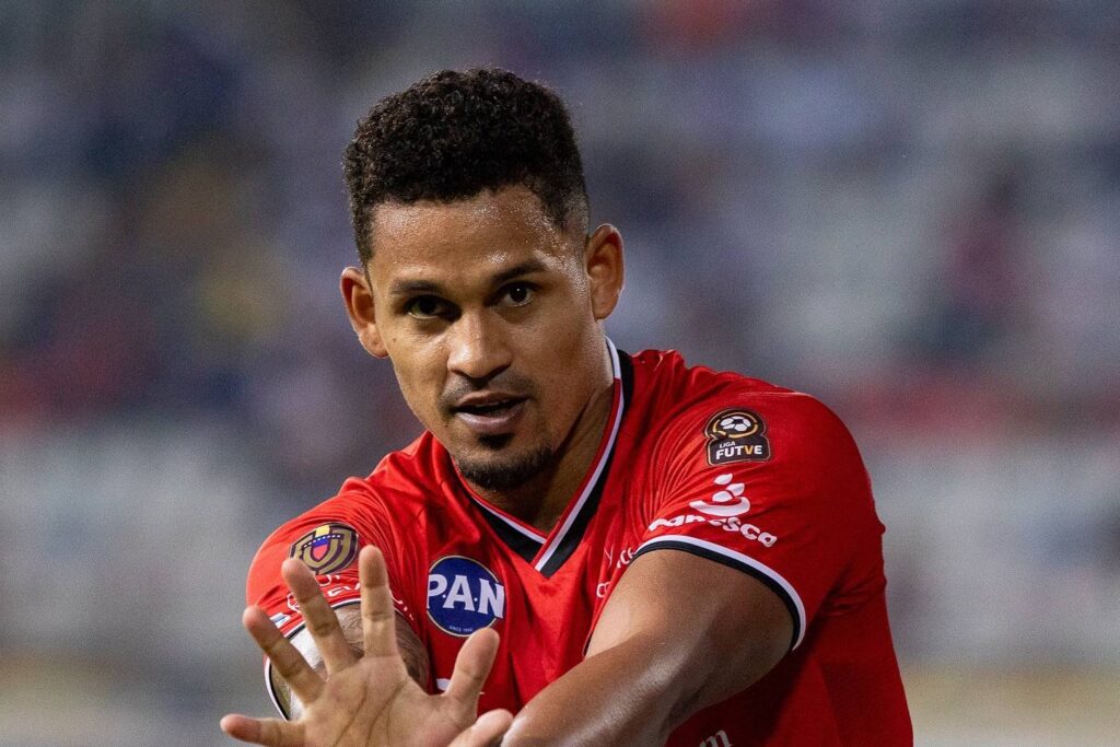 Pernía celebrando um dos seus três gols com a camisa do Caracas. Foto: Reprodução/Facebook