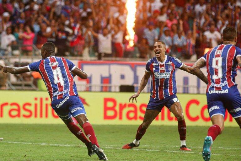 <p>Jogadores do Bahia comemoram triunfo no clássico. Foto: Reprodução/ECB</p>
