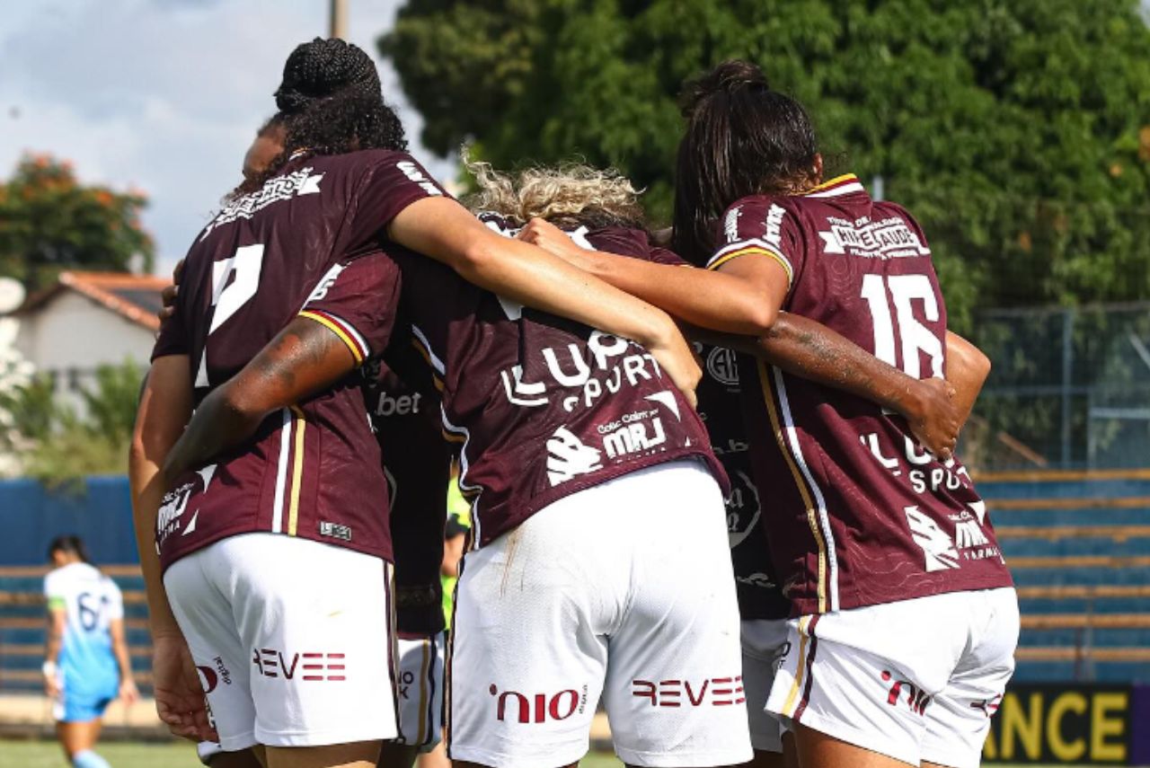 Jogadoras da Ferroviária comemoram vitória em Brasília