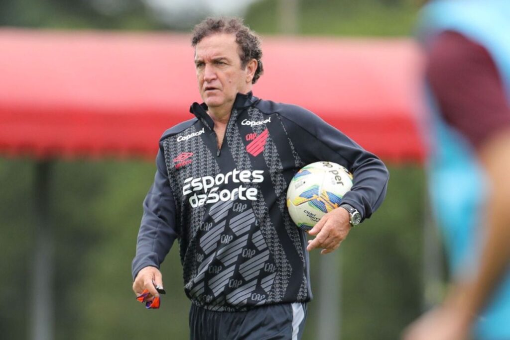 Cuca em treino do Athletico-PR em 2024