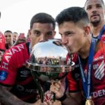 Jogadores do Athletico-PR com taça da Copa Sul-Americana 2021