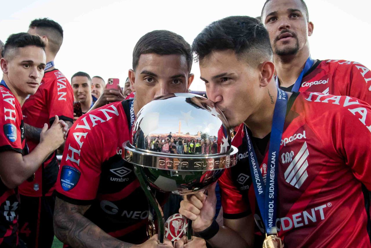Jogadores do Athletico-PR com taça da Copa Sul-Americana 2021