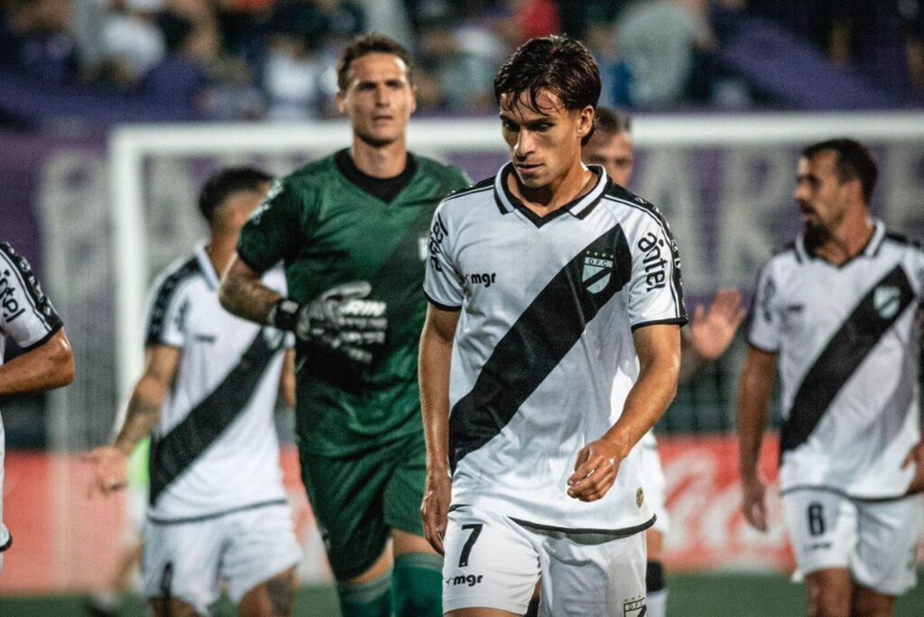Jogadores do Danubio após jogo contra o Defensor Sporting na Copa Uruguai 2024