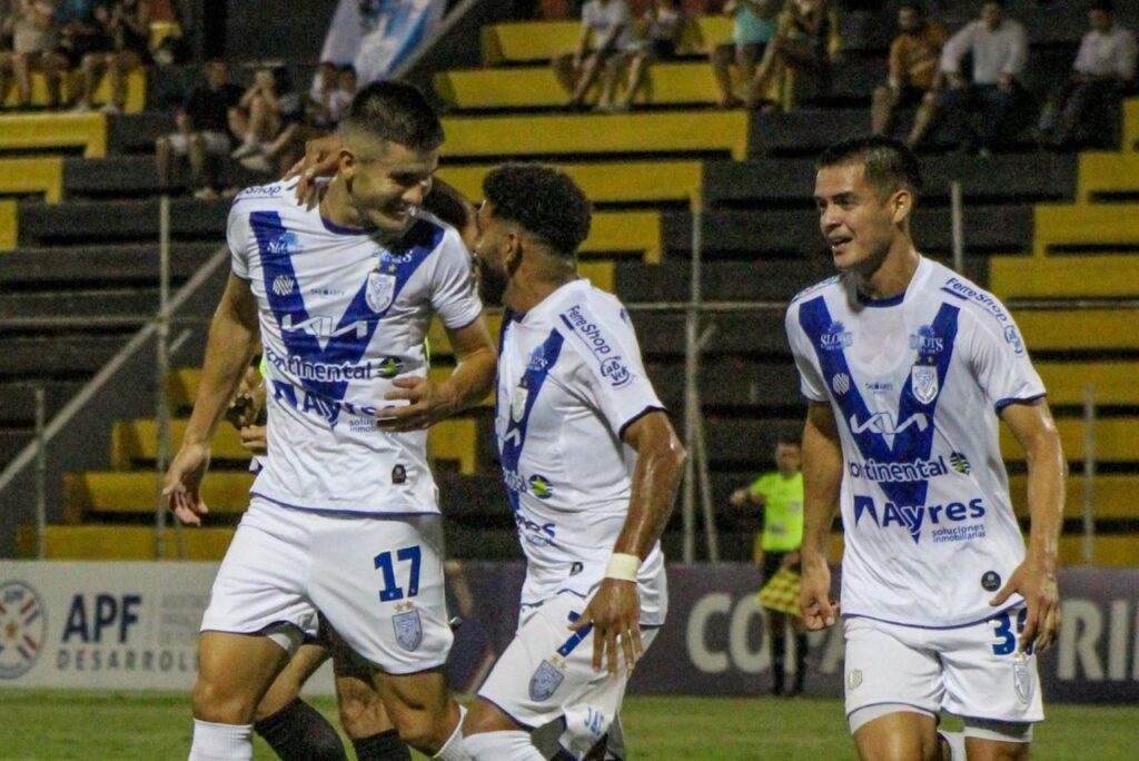 Jogadores do Sportivo Ameliano comemoram contra o Sol de America no Campeonato Paraguai 2024