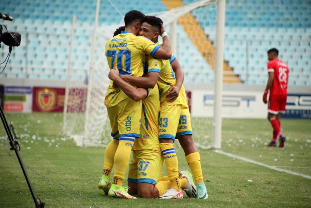 Jogadores do Rayo Zuliano comemoram gol contra o Monagas no Campeonato Venezuelano 2024