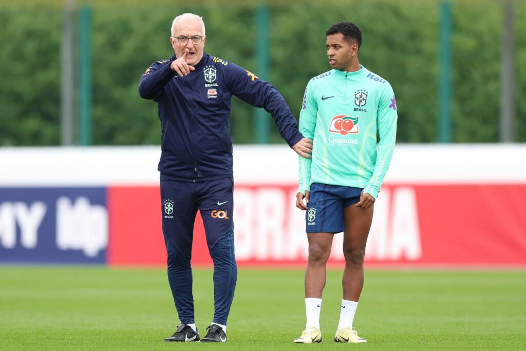 Dorival Júnior e Rodrygo em treino da Seleção