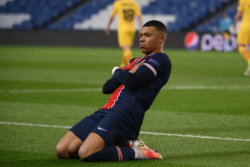 Mbappé comemora gol contra o Barcelona