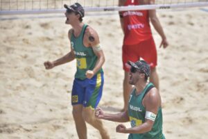 André e George comemoram ponto em jogo do Challenge do Recife do Circuito Mundial de Vôlei de Praia
