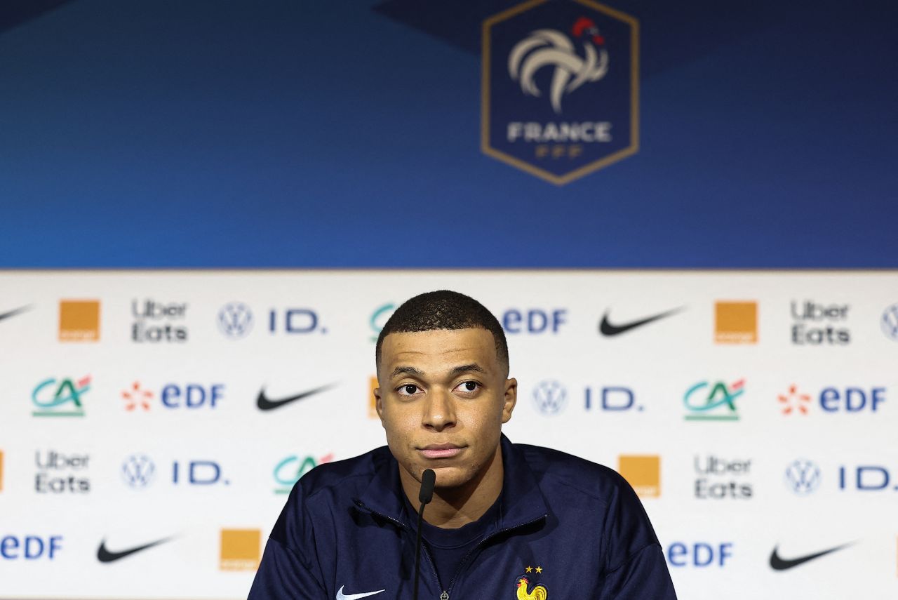 Mbappé em entrevista na seleção francesa