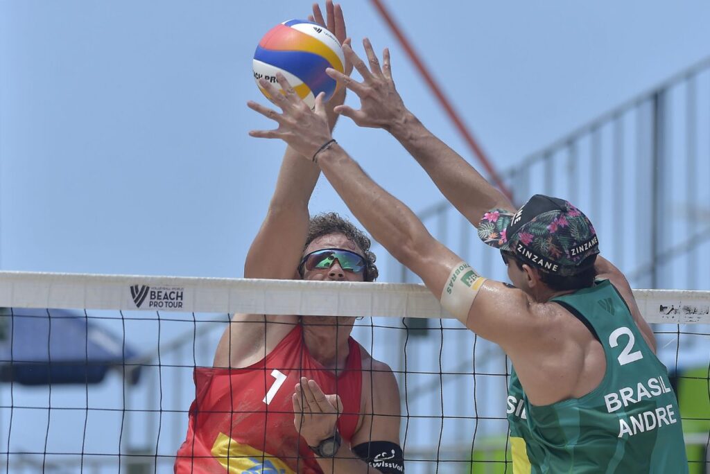 Pedro Solberg em jogo contra a Suíça do Challenge do Recife do Circuito Brasileiro de Vôlei de Praia