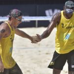 Evandro e Arthur em jogo do Challenge do Recife do Circuito Mundial de Vôlei de Praia