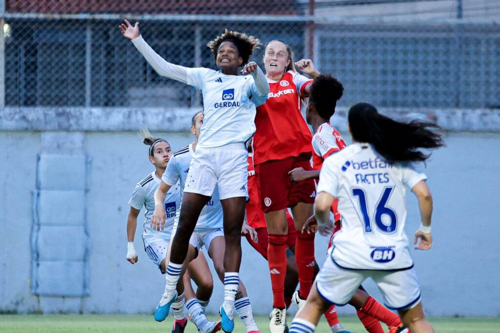 O 3º gol do Cruzeiro, marcado por Byanca Brasil, foi um gol olímpico. Foto: Gustavo Martins/ Cruzeiro