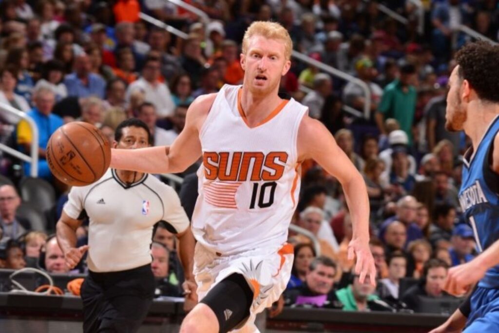 Chase Budinger, atual jogador de vôlei de praia, em jogo da NBA pelo Phoenix Suns em 2015/16