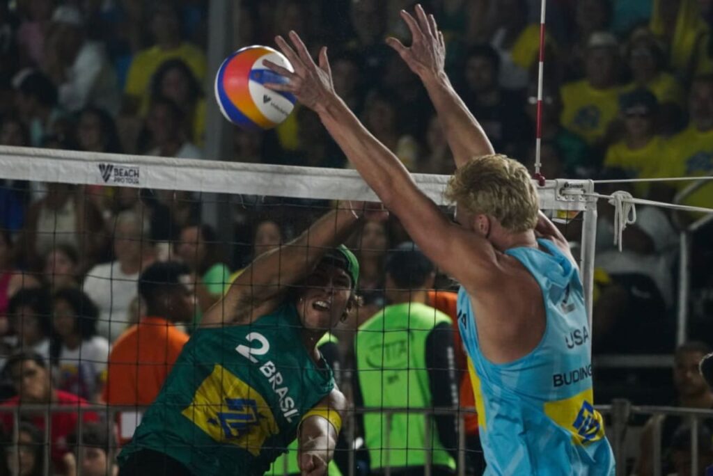 Arthur e Chase Budinger na final do Challenge de Saquarema do Circuito Mundial de Vôlei de Praia 2023