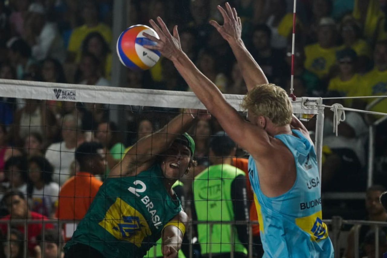 Arthur e Chase Budinger na final do Challenge de Saquarema do Circuito Mundial de Vôlei de Praia 2023
