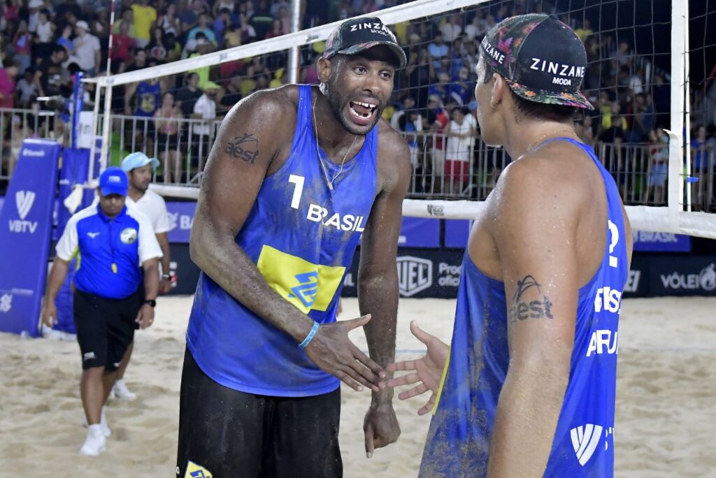 Evandro e Arthur em jogo do Challenge do Recife do Circuito Mundial de Vôlei de Praia