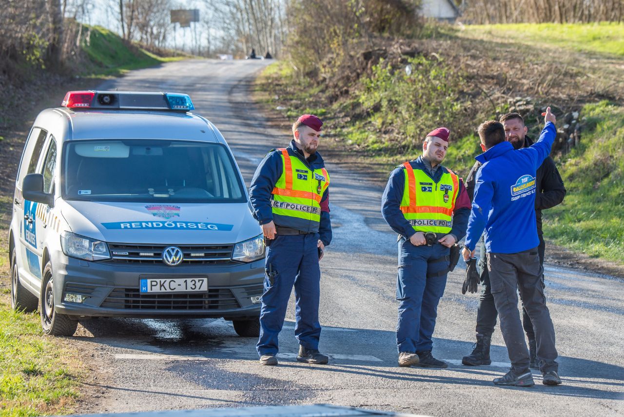 Policiais fecham estrada após acidente em rali na Hungria (Foto: Ferenc Isza/AFP)
