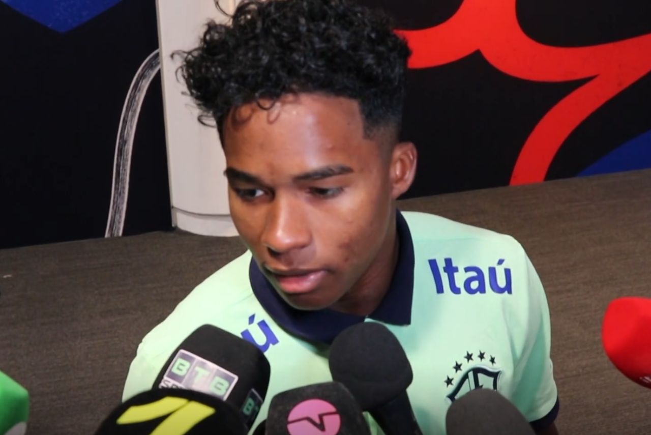 Endrick em entrevista após o amistoso entre Inglaterra e Brasil (Foto: OneFootball/Reprodução)