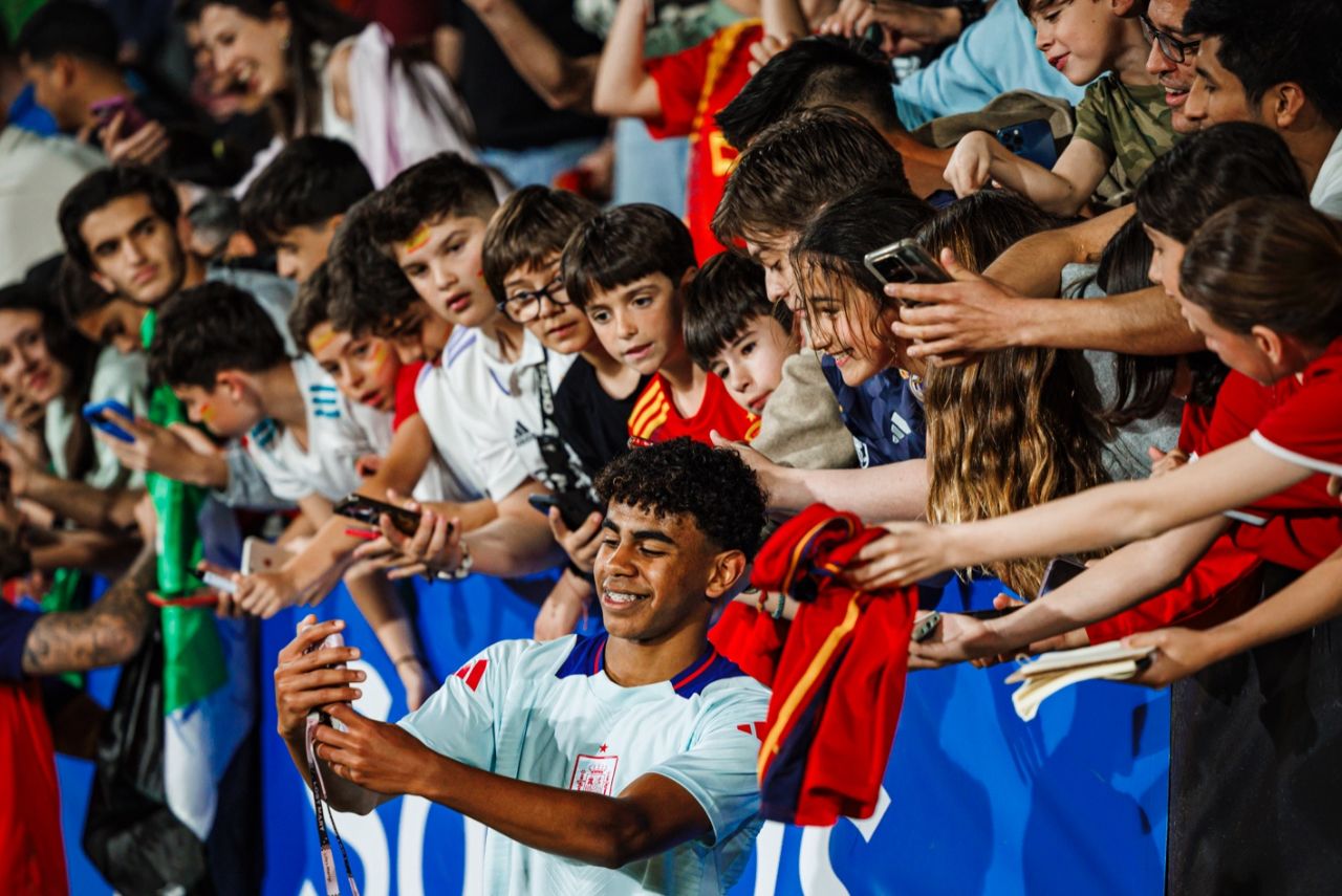 Lamine Yamal, de 16 anos, faz golaços em treino da Espanha