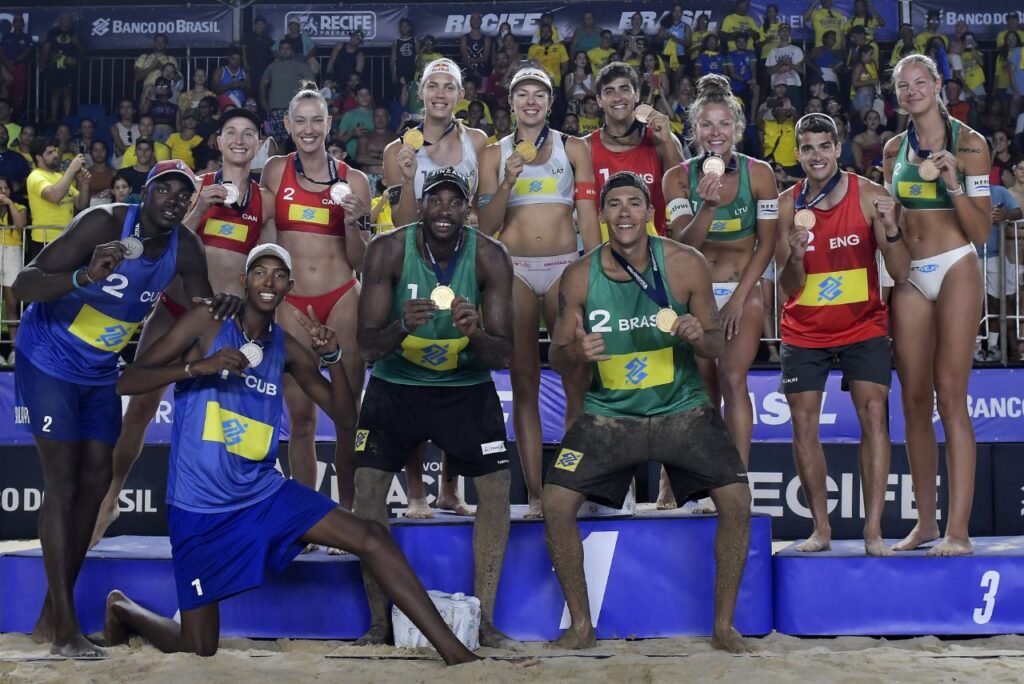 Pódio do Challenge do Recife do Circuito Mundial de Vôlei de Praia 2024