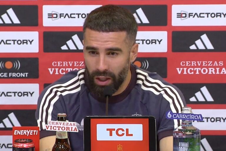 <p>Carvajal em coletiva da Espanha. Foto: Reprodução/RFEF</p>
