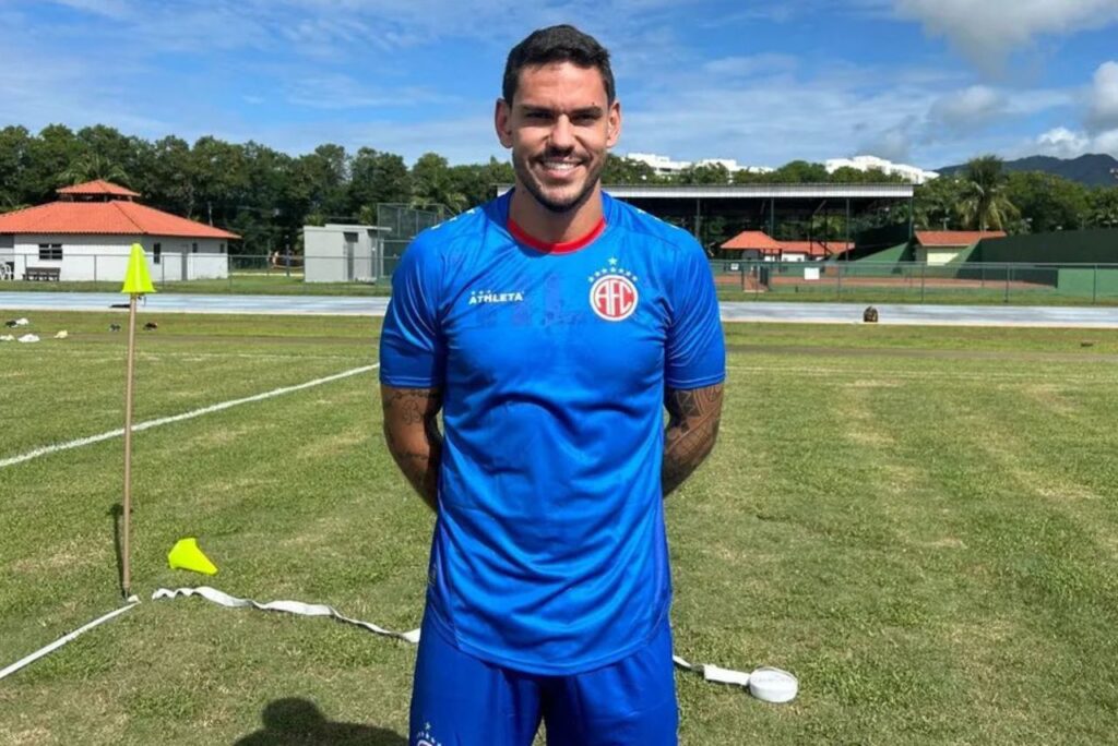 Zagueiro Fabrício Dornellas posa em treino do América-RJ em 2024