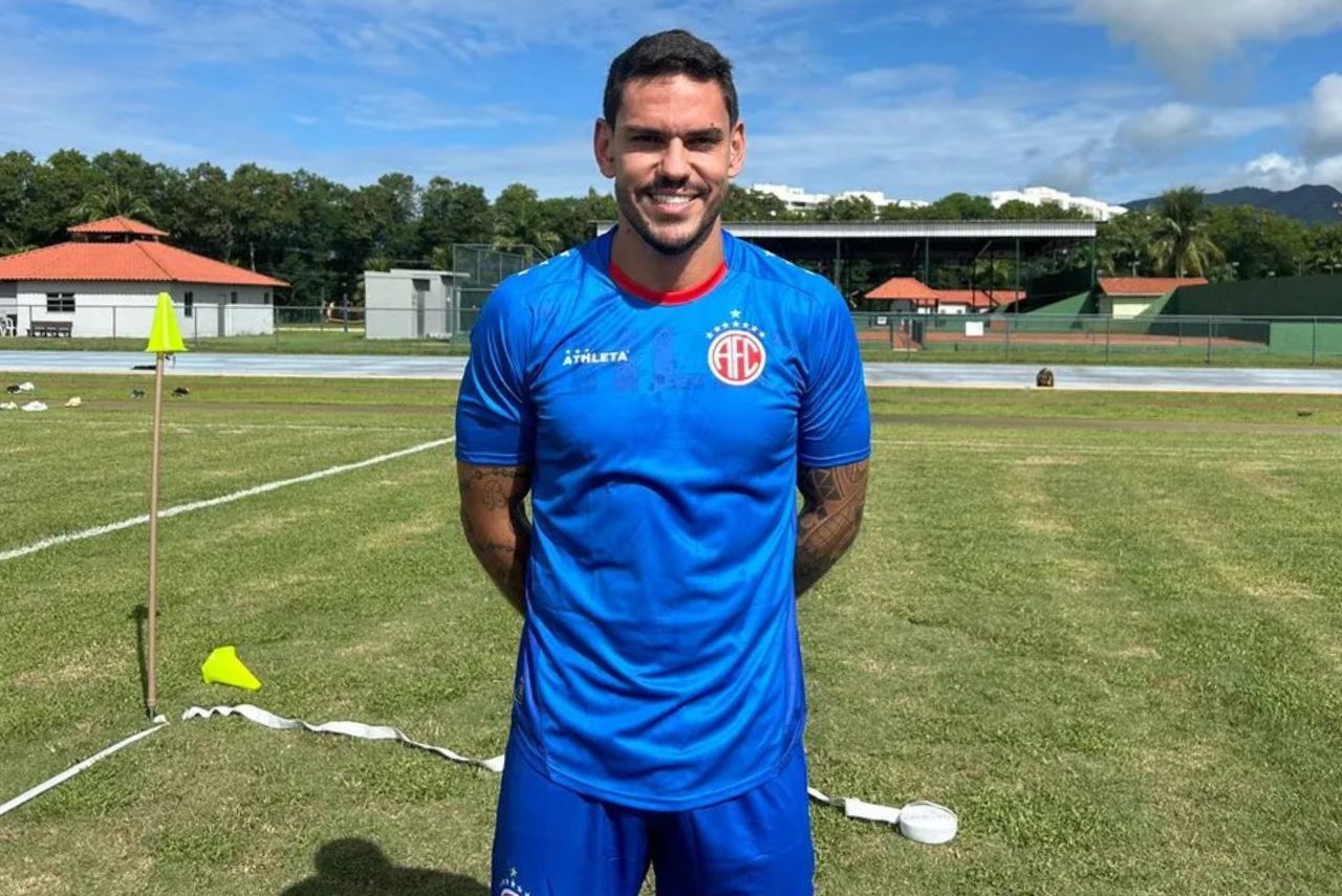 Zagueiro Fabrício Dornellas posa em treino do América-RJ em 2024