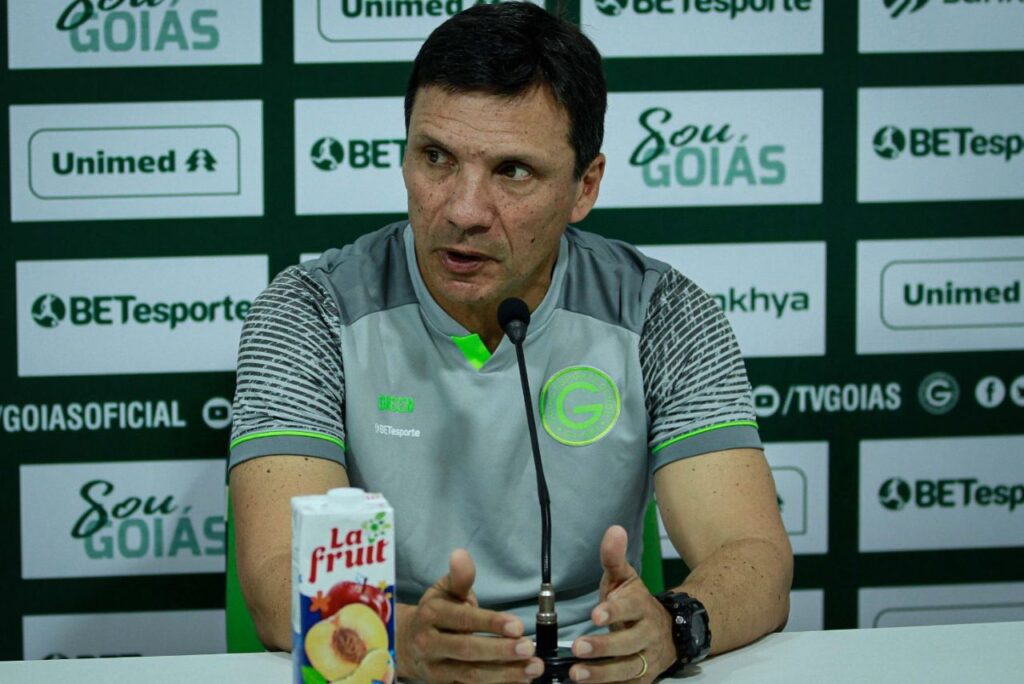 Treinador Zé Ricardo em entrevista no Goiás