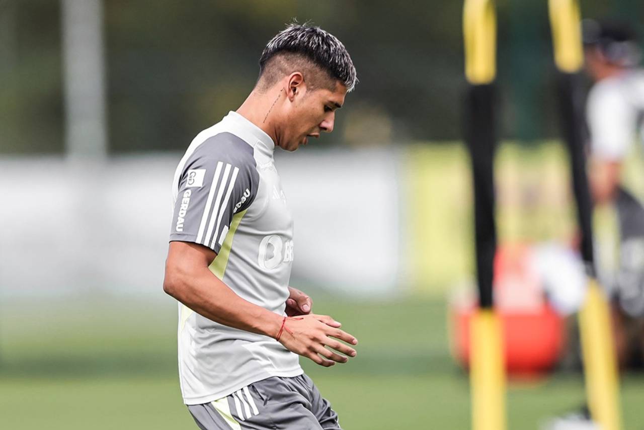 Meia Zaracho se machucou contra o Cruzeiro em fevereiro deste ano. Foto: Reprodução/X