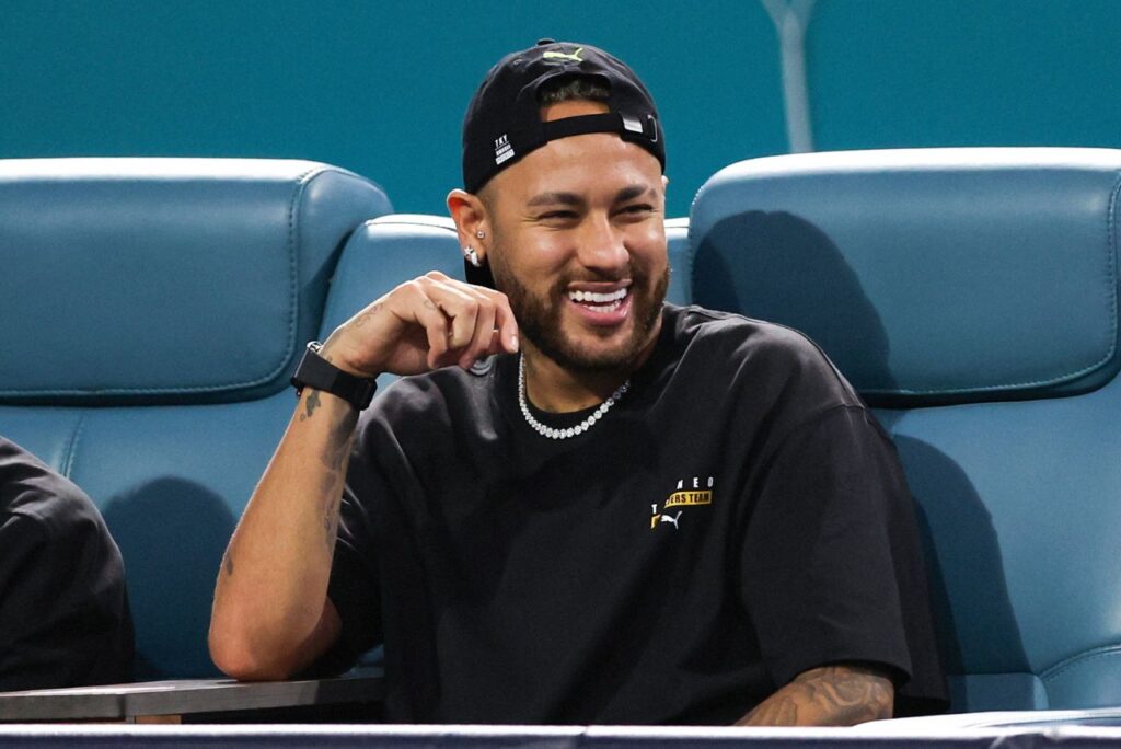 Atacante acompanha partida em Miami