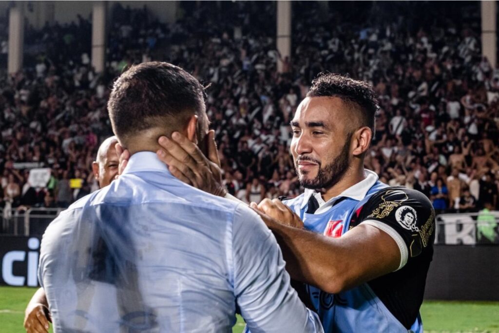 Payet ao lado de Emiliano Díaz após partida do Vasco