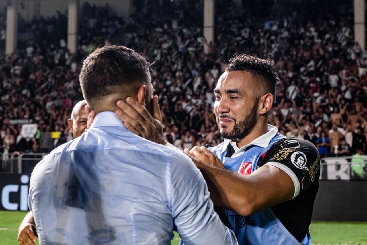 Payet ao lado de Emiliano Díaz após partida do Vasco