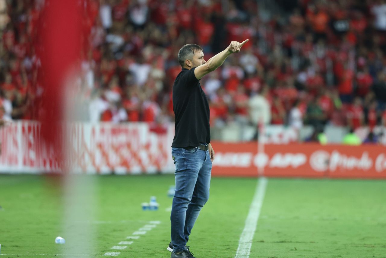 Técnico do Internacional durante partida