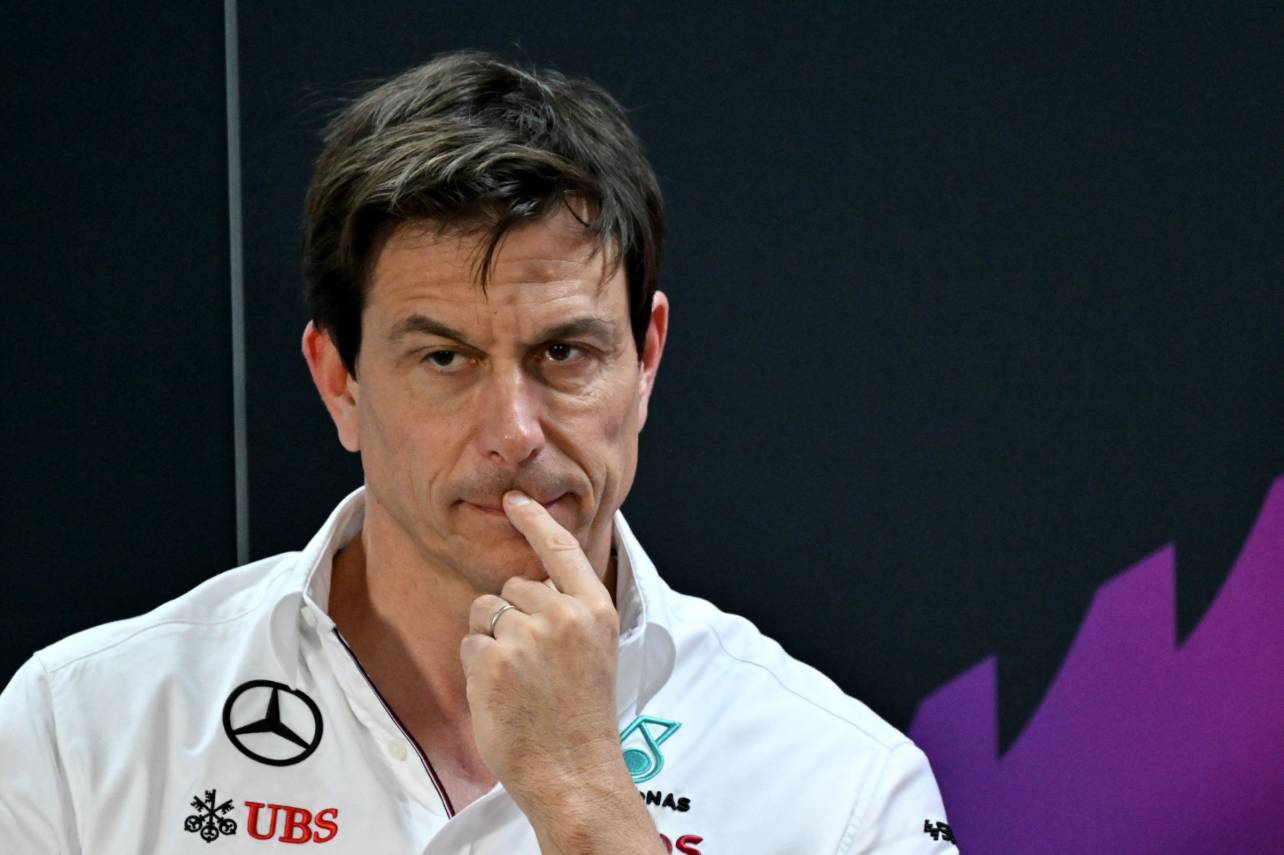 Wolff confirmou que existe a possibilidade de contratar Carlos Sainz. Foto: ANDREJ ISAKOVICAFP