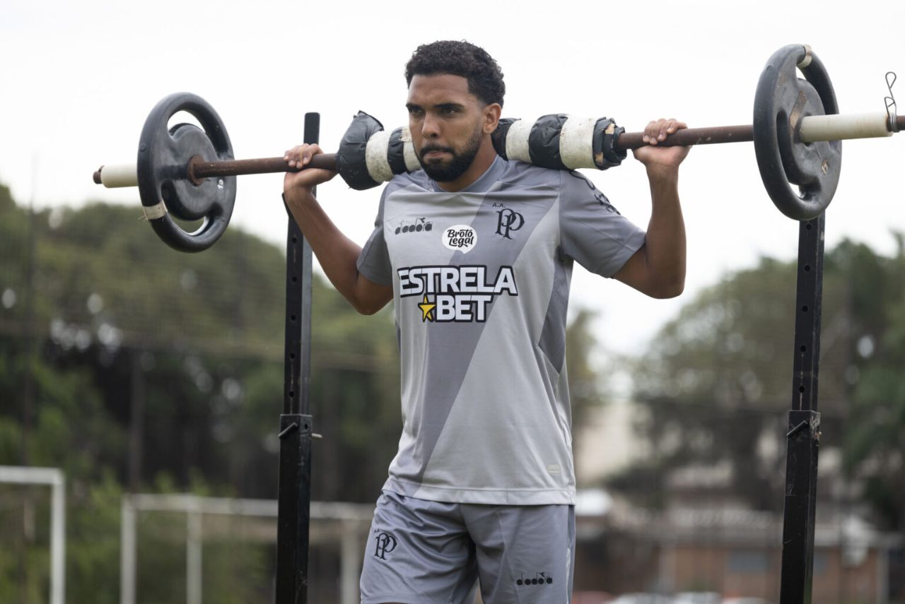 Volante Lucas Buchecha em treino da Ponte Preta em 2024