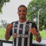 Robert com a camisa do Atlético-MG