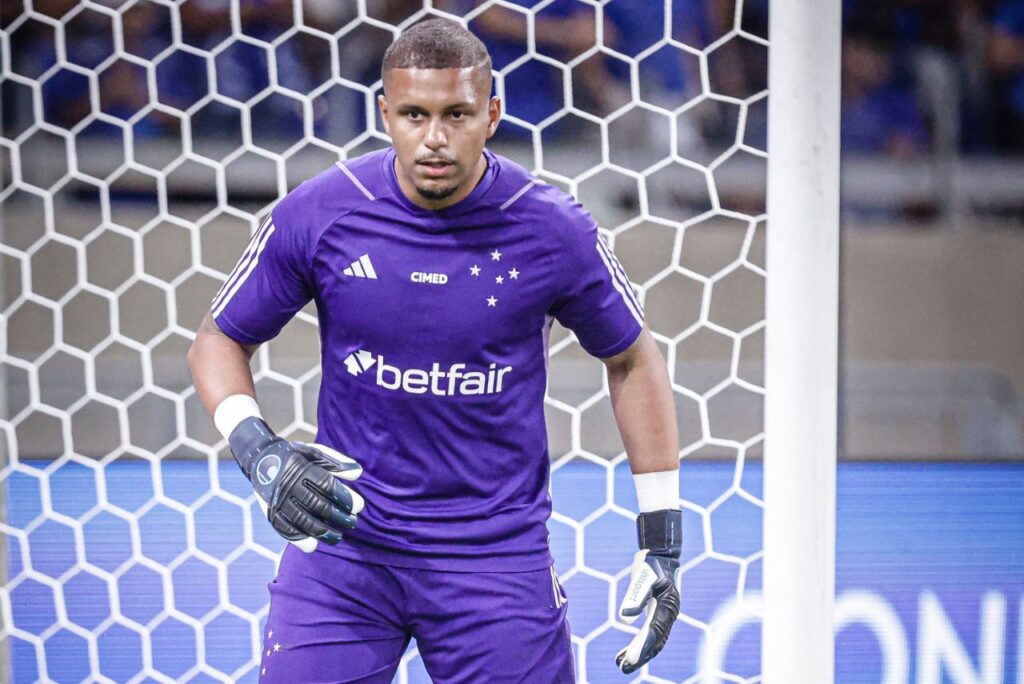Goleiro Anderson em aquecimento pelo Cruzeiro em 2024
