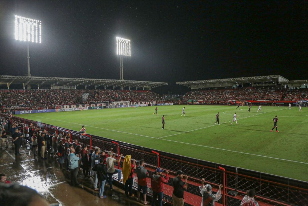 Estádio Antônio Accioly em jogo do Atlético-GO em 2024