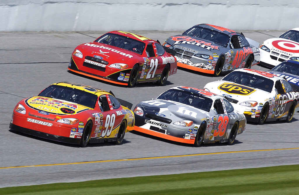 Os pilotos mais promissores e suas equipes para este ano Carros de Stock Car, em enfileirados em trajetos da corrida na pista, buscando ultrapassagem durante a curva.