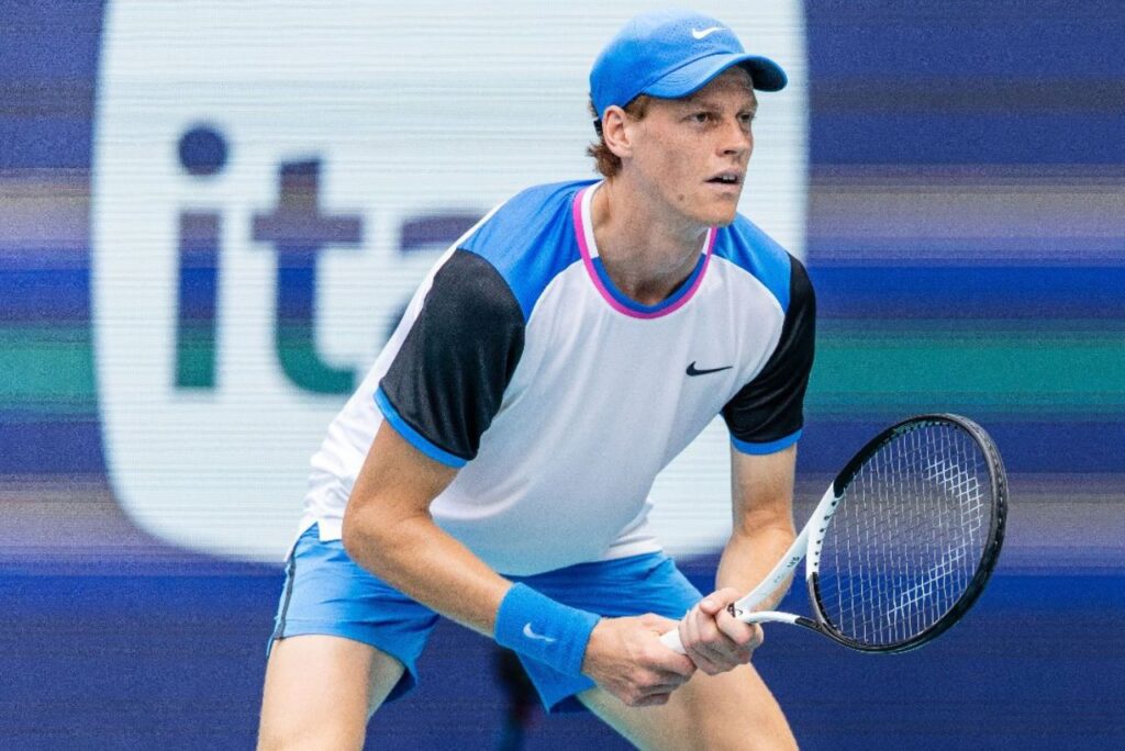 Tenista Jannik Sinner em jogo da semifinal do Masters 1000 de Miami